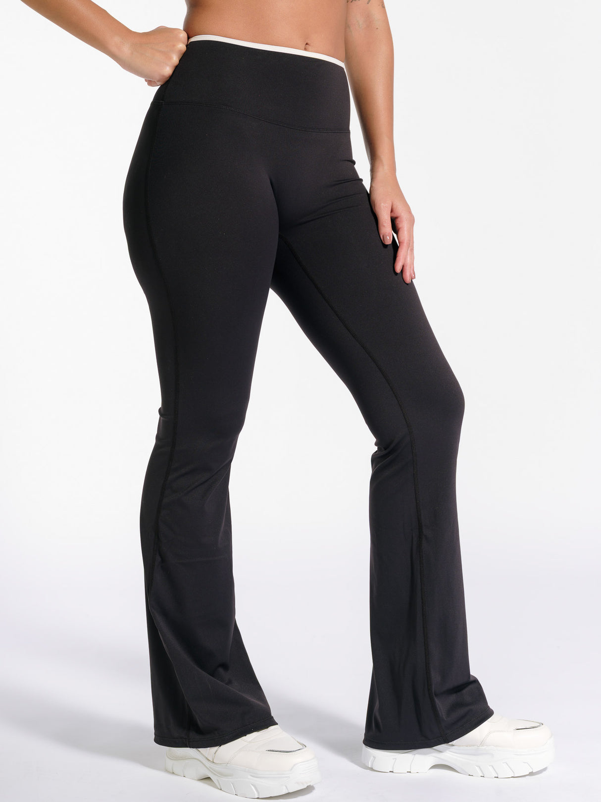 ContrastSculpt Flared Leggings